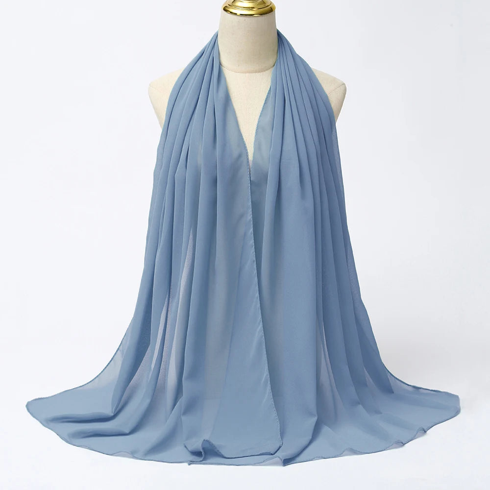 Helles blaues Chiffon-Hijab-Tuch elegant auf einem Mannequin drapiert.