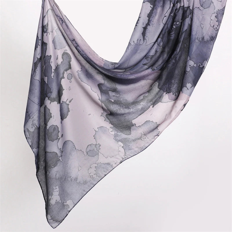 Durchscheinender lila und grauer Aquarellblumenmuster-Schal, elegant drapiert.
