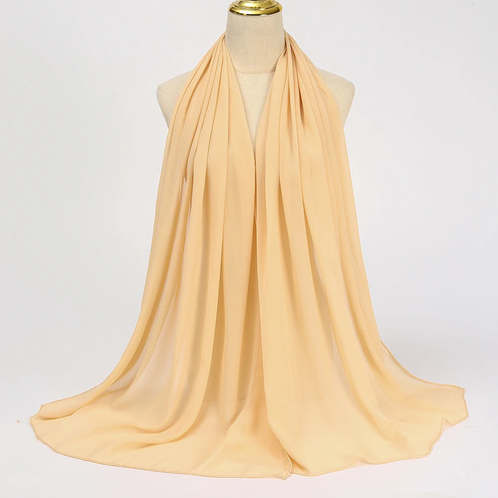 Fließender, fester beiger Chiffon-Hijab-Schal über dem Hals einer Mannequin
