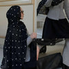 Una mujer vistiendo un hiyab de lunares negros y un blazer gris en una imagen dividida verticalmente.