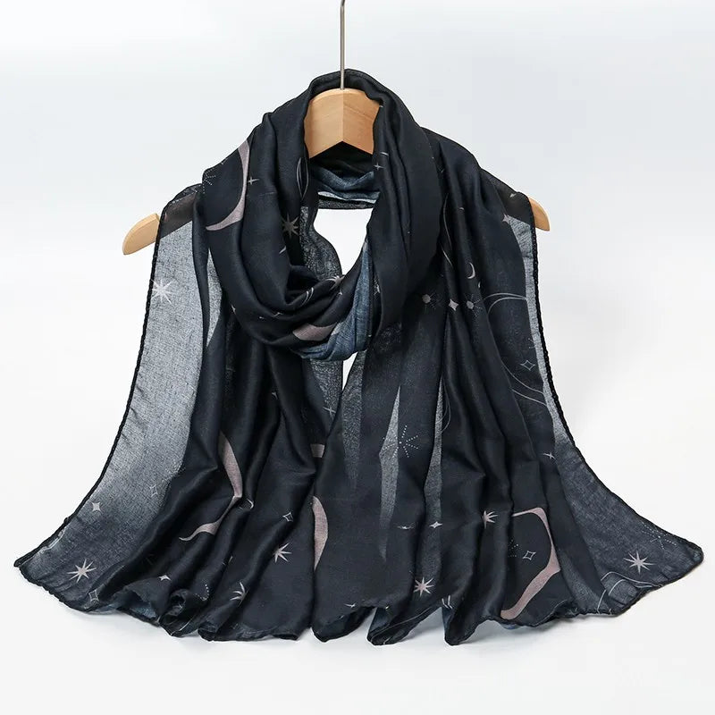 Schleier in Schwarz mit Aquarell-Hirschmuster und Sterndetails, über einer Holzleiste