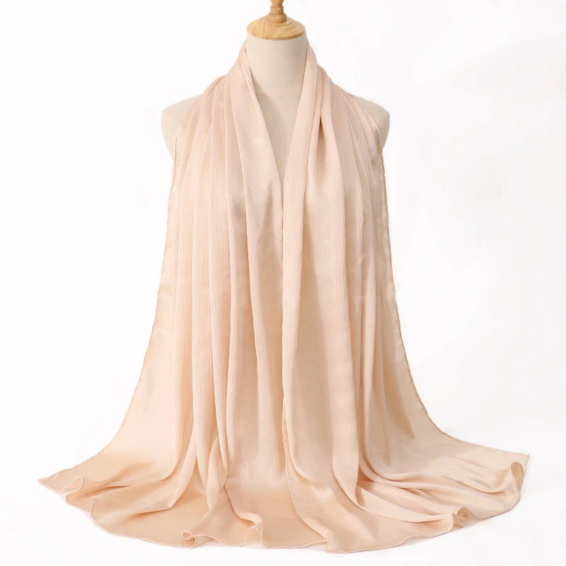 Helles Pfirsich-Satin-Crinkle-Hijab-Schal auf einem Mannequin.