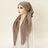 Modelo usando una diadema elástica de diamantes premium beige para hijab.