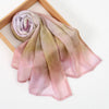 Weiches rosa und beige Aquarell-Ombré-Print auf Rayon-Modal-Hijab-Schal, gerollt und drapiert auf einem Holzrahmen.