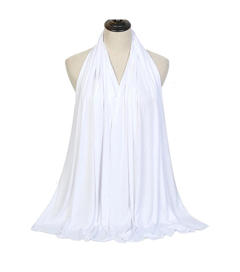 Pañuelo de gasa de algodón blanco premium drapeado en un maniquí