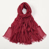 Pañuelo de hijab elegante de modal de bambú color granate oscuro, drapeado y extendido.