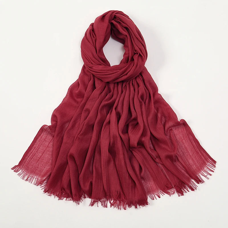 Pañuelo de hijab elegante de modal de bambú color granate oscuro, drapeado y extendido.