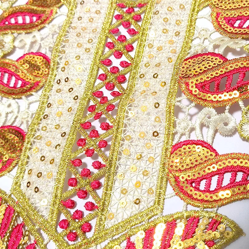 Parche de collar bordado de cuentas hecho a mano con trabajo de cuentas rosa y dorado en tela blanca