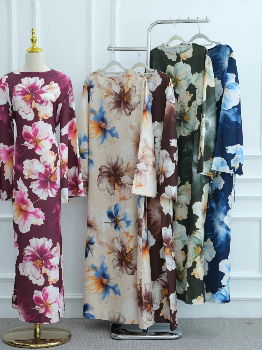 Präsentation von luxuriösen floral gemusterten Abayas für Frauen in verschiedenen Farben und Mustern.