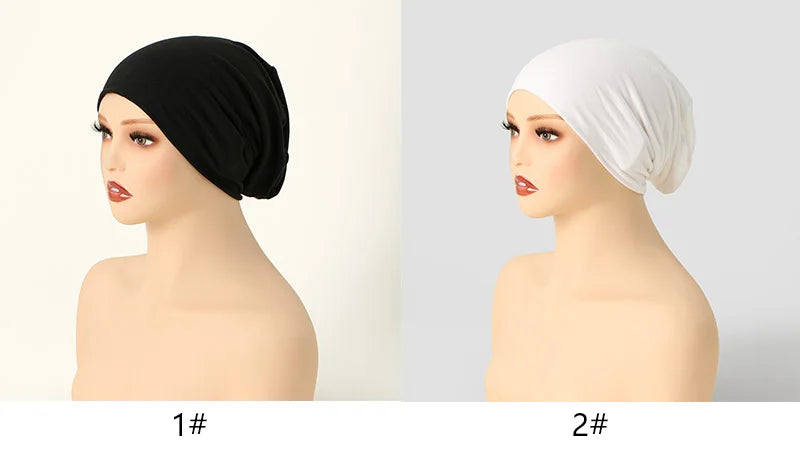 Darstellung von zwei Versionen eines Stretch-Jersey-Innerhijab-Caps für Frauen, schwarz und weiß.