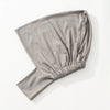 Hijab foulard gris uni plié et exposé sur un fond blanc.