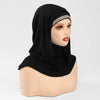 Un bonnet hijab instant noir à double couche avec une bordure de sequins dorés porté par un mannequin.
