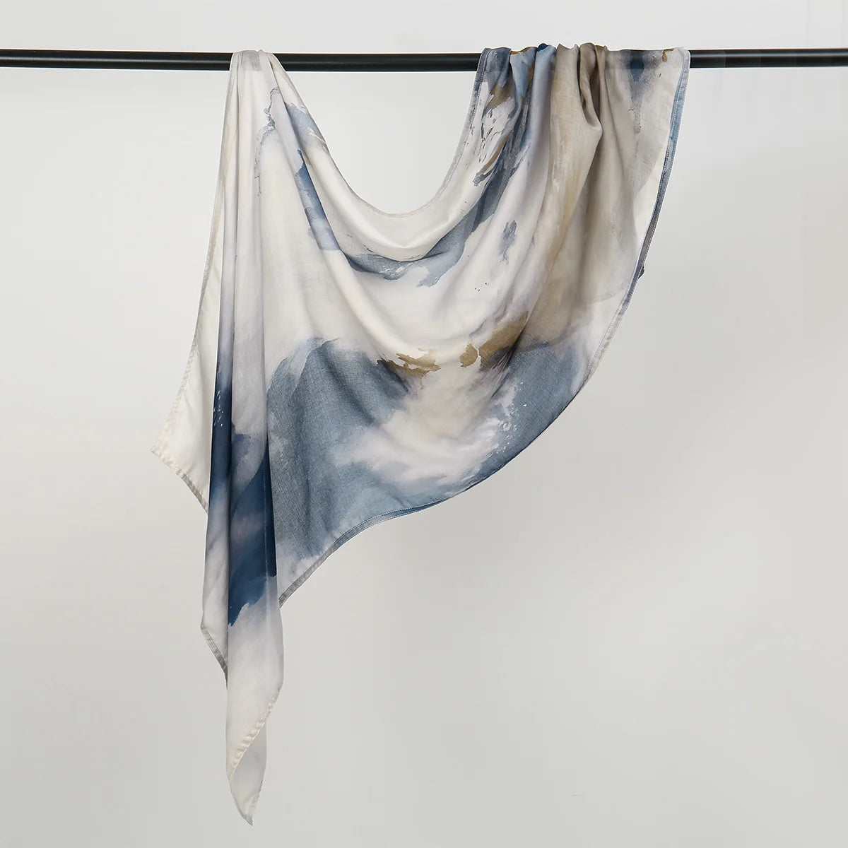 Fließender Aquarelldruck-Leinen-Baumwollschal in Blau-, Weiß- und Beige-Tönen, aufgehängt.