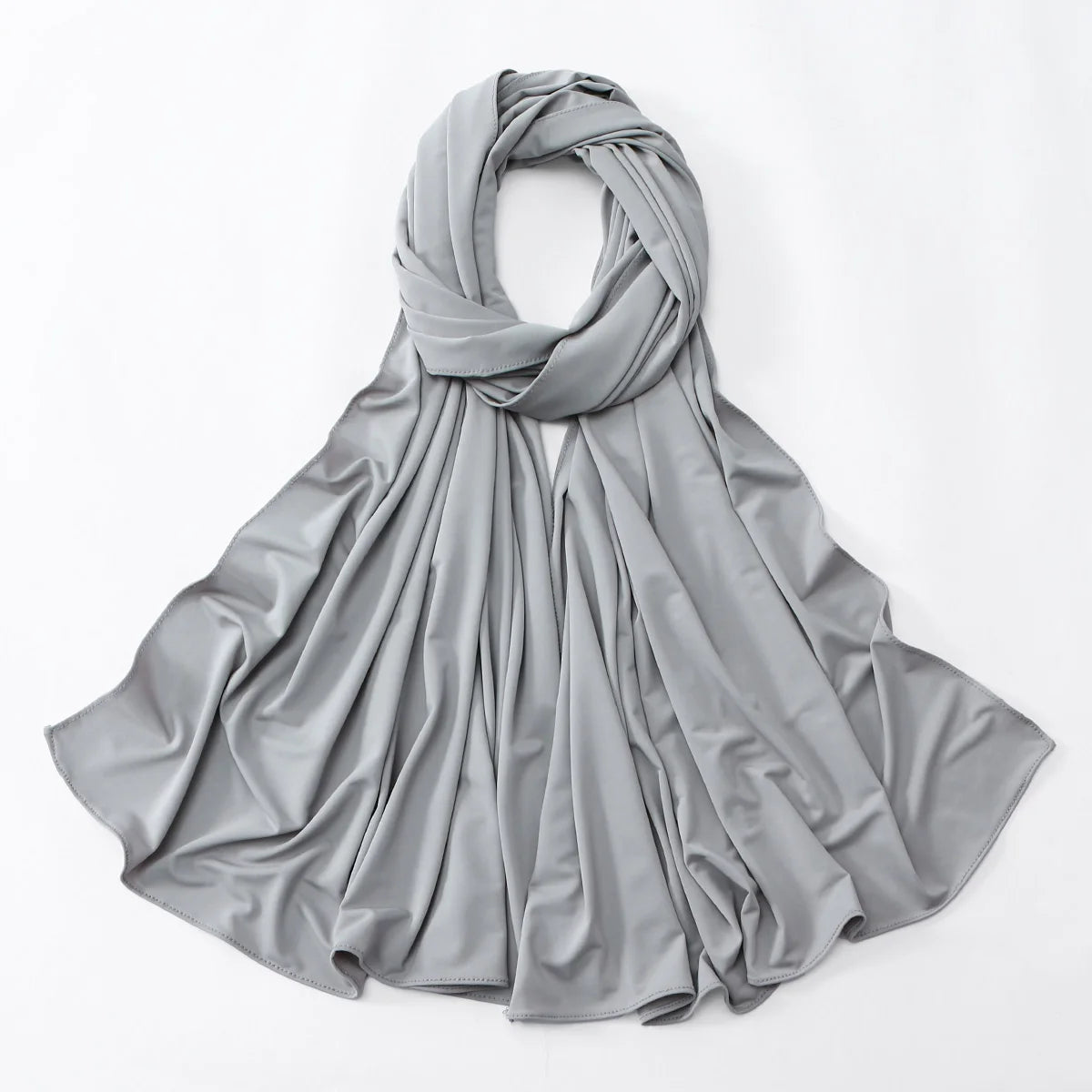 Pañuelo tipo chal o bufanda de jersey fluido y drapeado en color gris sólido.