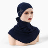 Un elegante gorro de hijab azul marino de cobertura total con un lazo usado por una modelo.