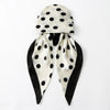 Satiniertes Turban-Hijab-Schal mit schwarz-weißer Polka-Dot-Muster.