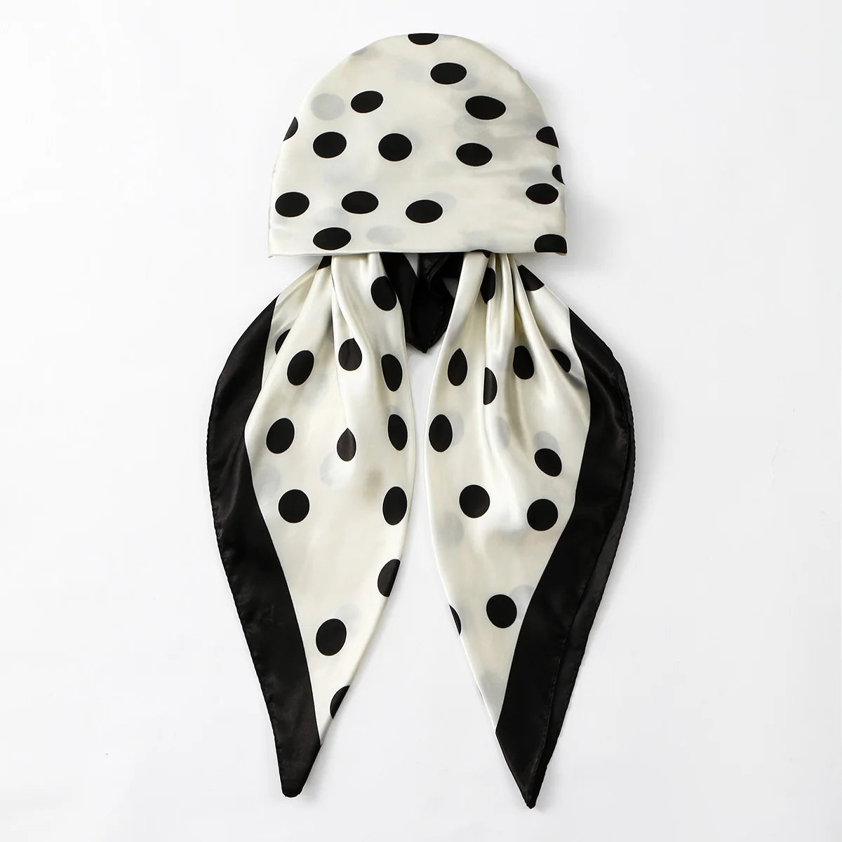 Satiniertes Turban-Hijab-Schal mit schwarz-weißer Polka-Dot-Muster.