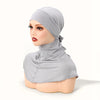 Una modelo lleva un elegante gorro hijab de color gris claro con una cinta para sujetarlo.