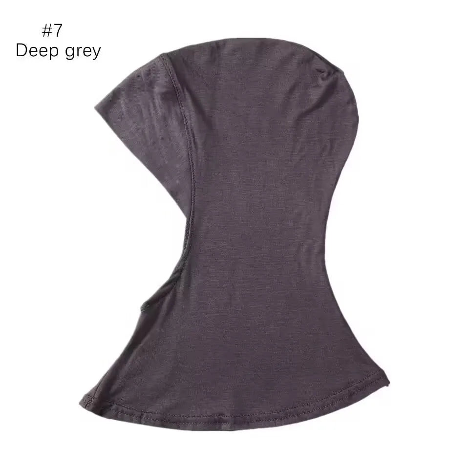 Un hijab ou foulard discret gris foncé pour femmes.