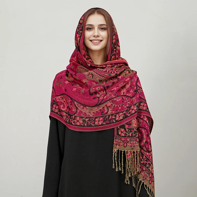 Una mujer vistiendo un llamativo pañuelo pashmina de lujo con estampado magenta y negro.