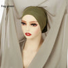 Model trägt einen mit eingebauten Magneten versehenen, nebliggrünen Chiffon-Instant-Hijab in Nahaufnahme.
