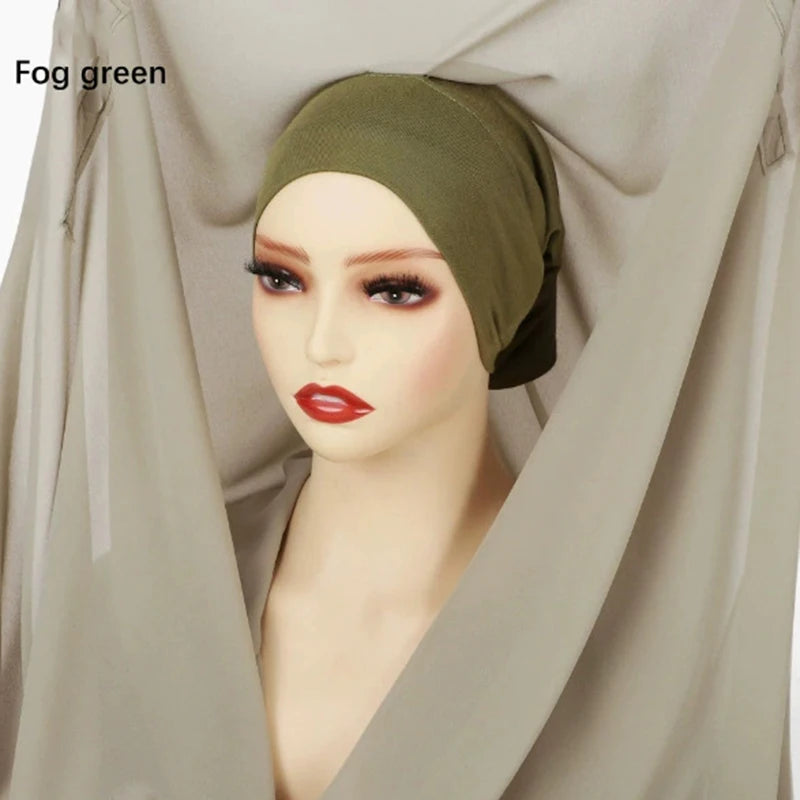 Model trägt einen mit eingebauten Magneten versehenen, nebliggrünen Chiffon-Instant-Hijab in Nahaufnahme.
