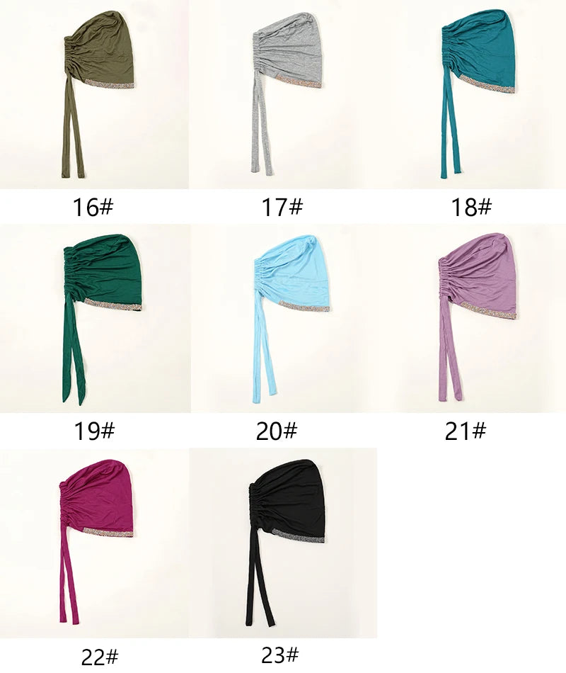 Eine Sammlung von 12 eleganten Strass-Hijab-Kappen in verschiedenen Grüntönen, Blautönen und Violett