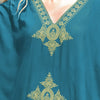 Türkisfarbenes Kaftankleid mit Goldstickerei am V-Ausschnitt und Brustbereich.