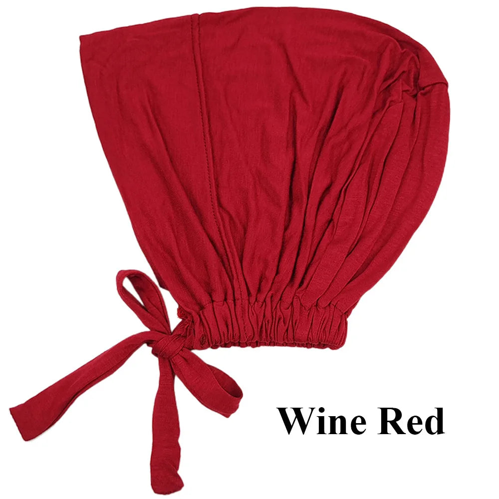 Pañuelo turbante de modal rojo sólido con tela fruncida y detalle de lazo.