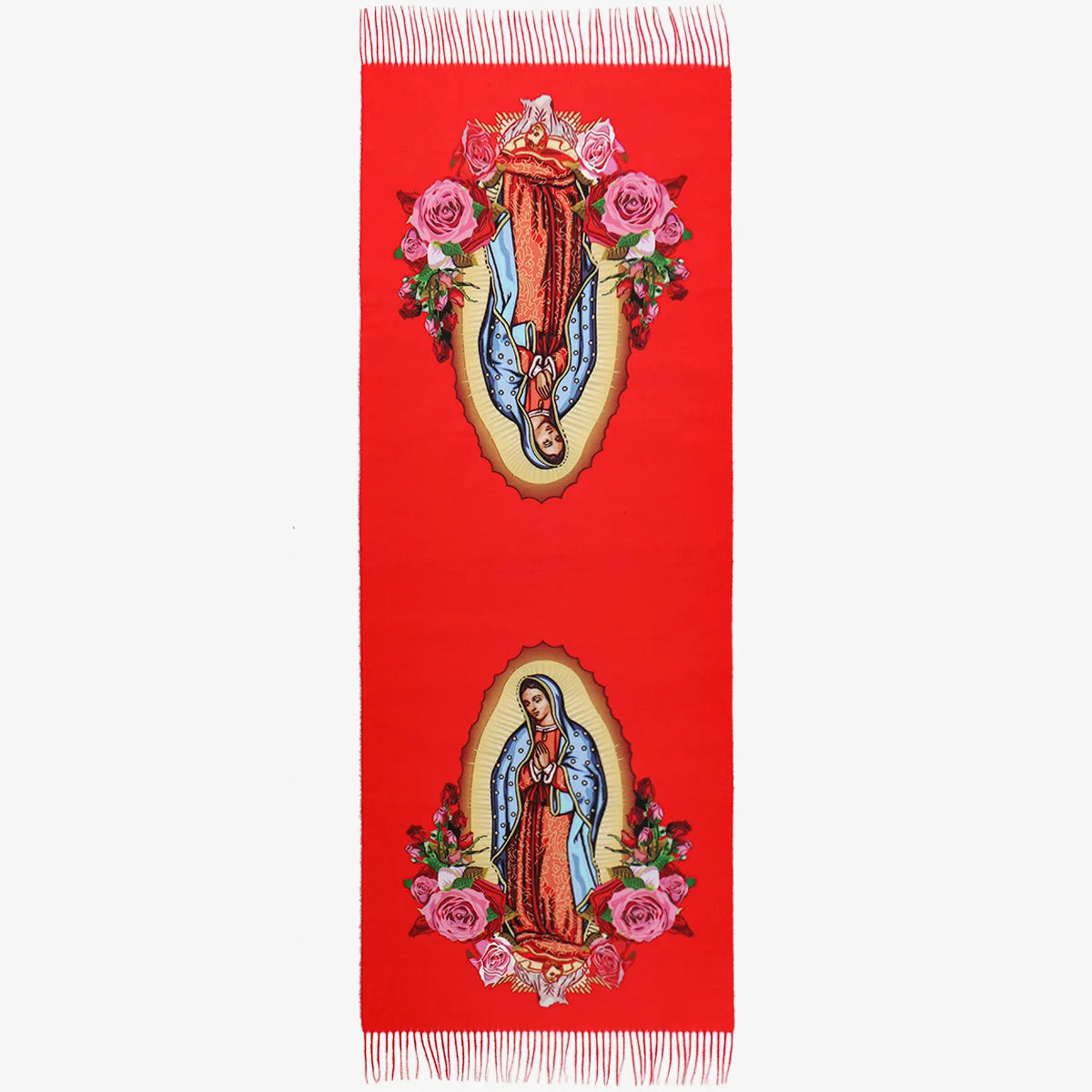 Roter Schal mit zwei bestickten Darstellungen der Jungfrau Maria, umgeben von Blumenmotiven und fransigen Rändern.