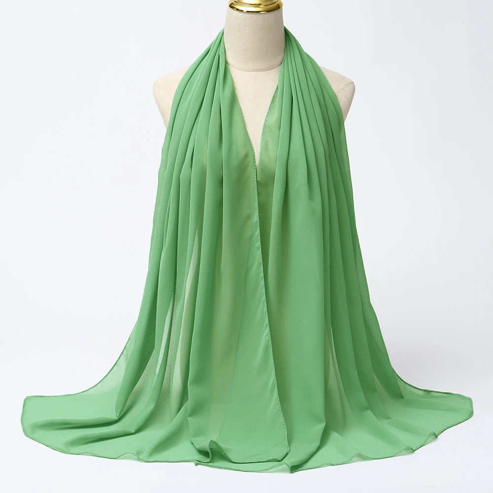 Fließender, fester salbeigrüner Chiffon-Hijabschal um den Hals einer Mannequin