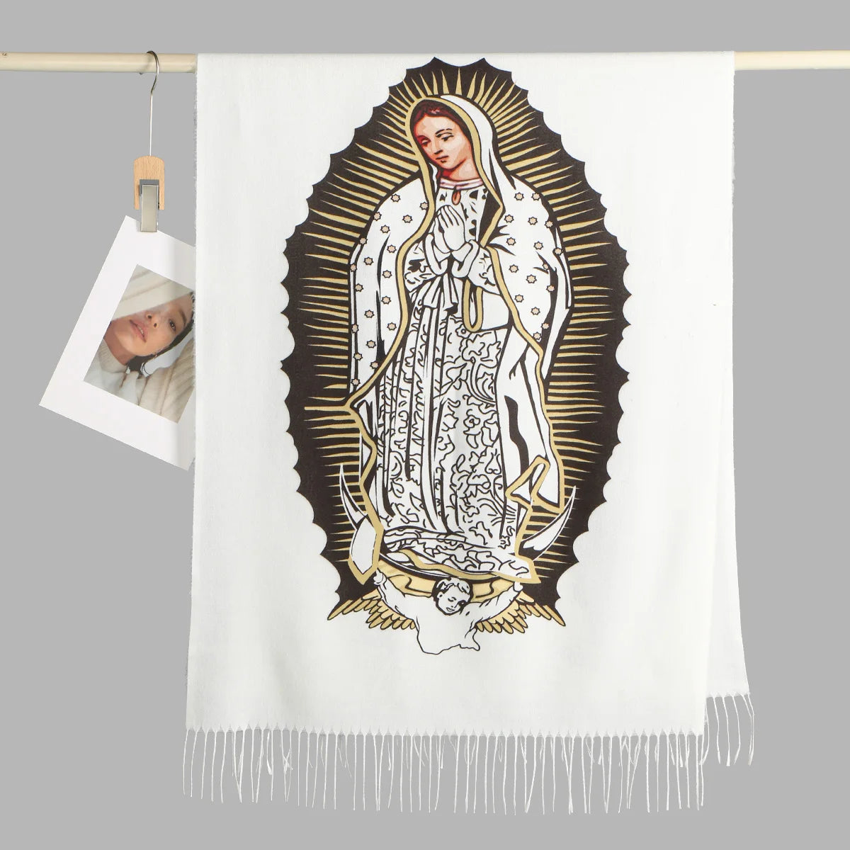 Eleganter Schal mit Porträt der Jungfrau Maria, Sonnenschein-Design und Fransen.