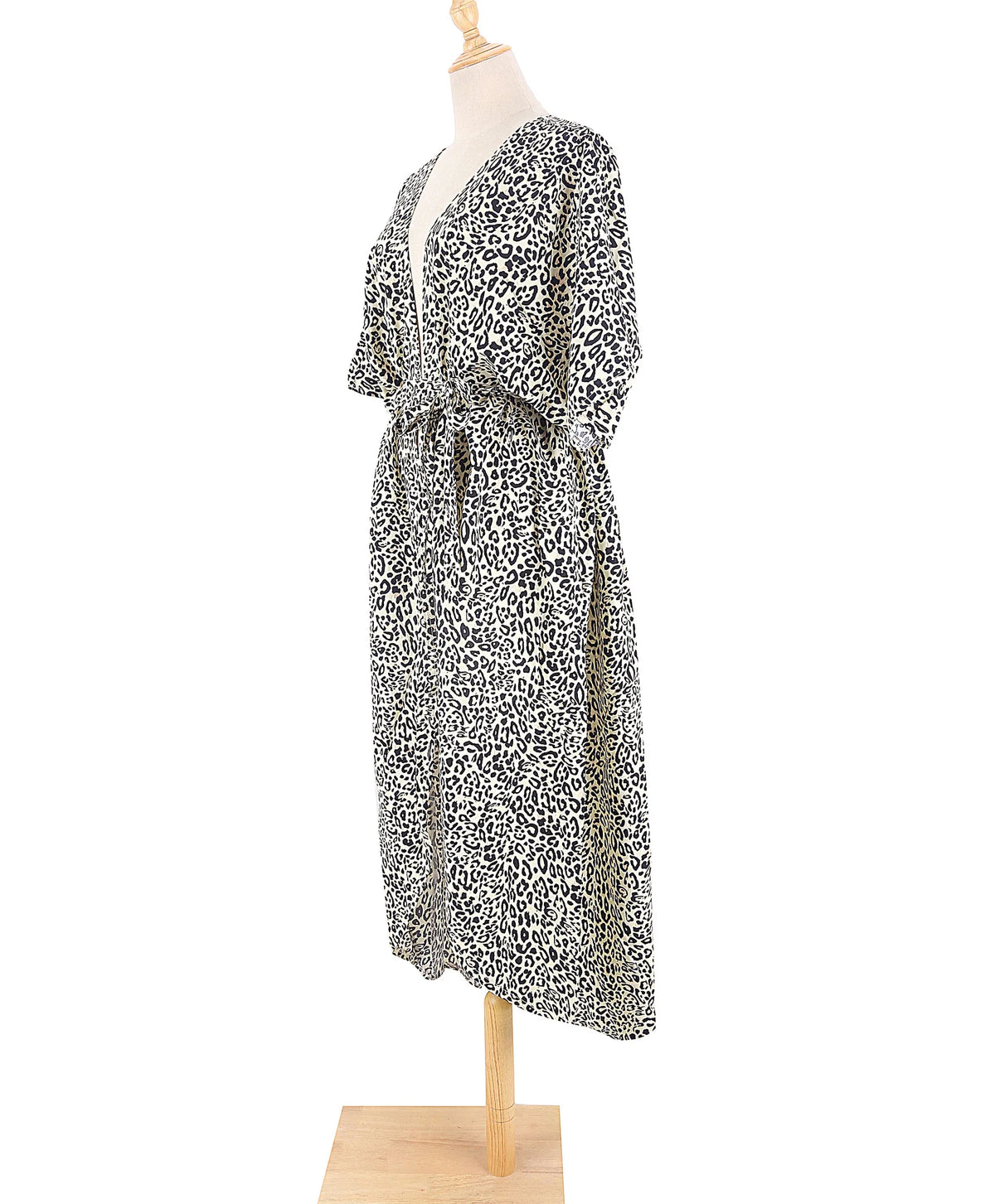 Eine Frau trägt ein langes, lockeres Leopardenmuster-Überkleid auf einem Mannequin.