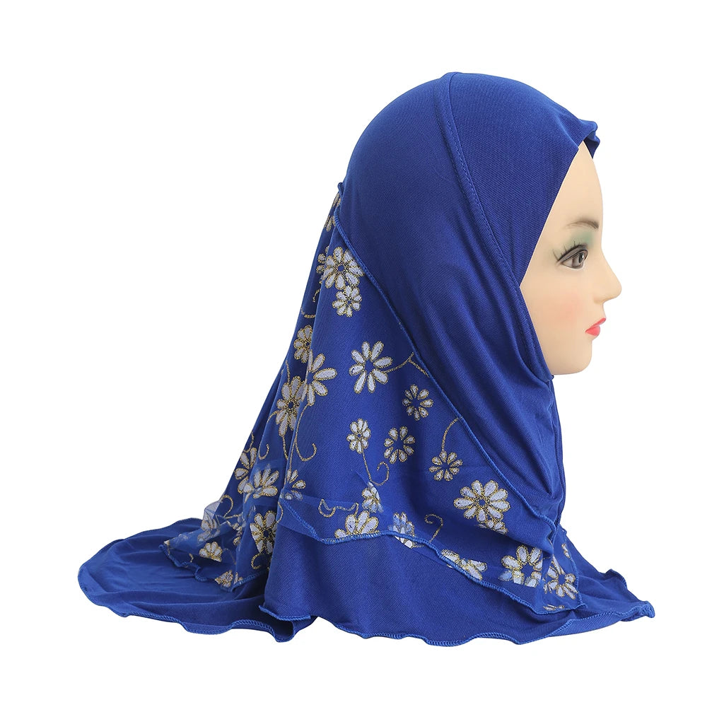 Tiefblaue florale Netz-Hijab-Kappe auf einem Mannequin.