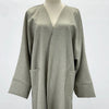 Langes, oversized Leinen-Kimono-Abaya in gedämpftem Salbeigrün auf einem Mannequin.