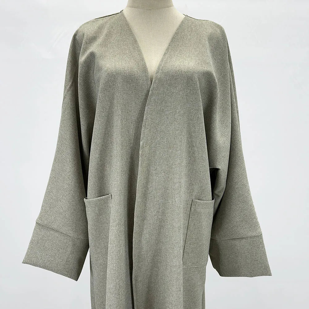 Langes, oversized Leinen-Kimono-Abaya in gedämpftem Salbeigrün auf einem Mannequin.