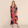 Eine Frau modelliert ein leuchtend gemustertes marokkanisches Batwing-Kaftan-Überkleid in tiefen Blau- und Orangetönen.