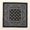 Tissu noir carré avec des motifs paisley et floraux blancs complexes sur fond clair