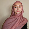 Eine Frau trägt einen pudrigen Rosé-Gradienten-Rayon-Modal-Hijab-Schal