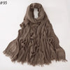 Foulard hijab en viscose coton brun terreux drapé avec bords effilés.