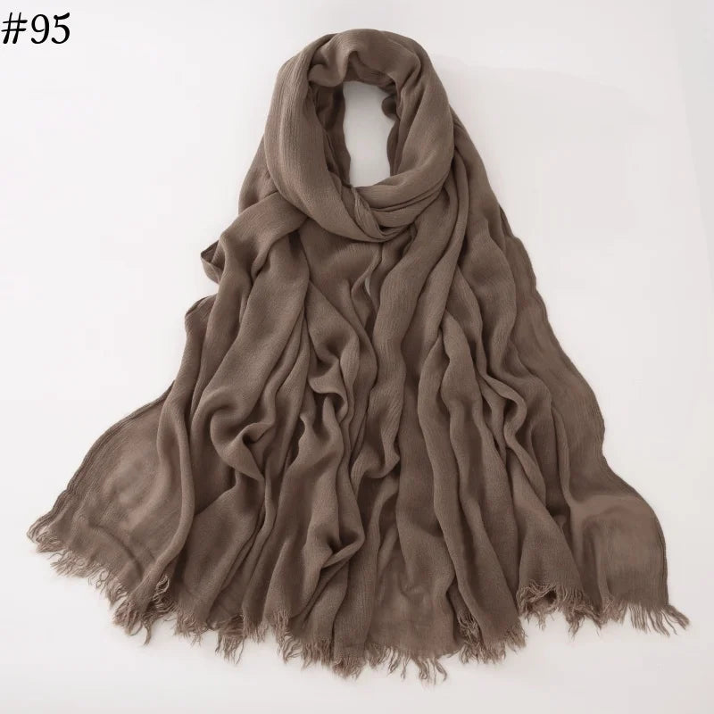 Foulard hijab en viscose coton brun terreux drapé avec bords effilés.