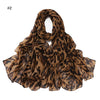 Écharpe pashmina à imprimé léopard brun, drapée et pliée pour exposition.