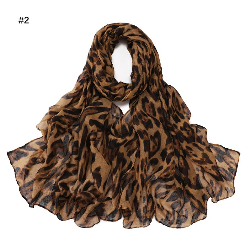 Écharpe pashmina à imprimé léopard brun, drapée et pliée pour exposition.