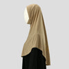 Un foulard hijab beige avec broderie dorée drapé sur un mannequin.