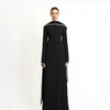 Langes, elegantes, schwarzes, schlichtes Abaya-Kleid für Damen vor weißem Hintergrund.