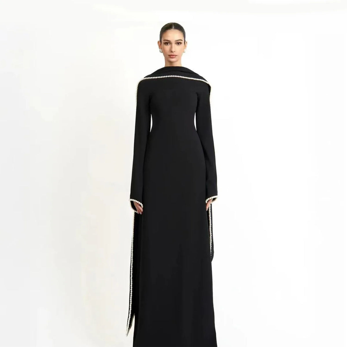 Langes, elegantes, schwarzes, schlichtes Abaya-Kleid für Damen vor weißem Hintergrund.