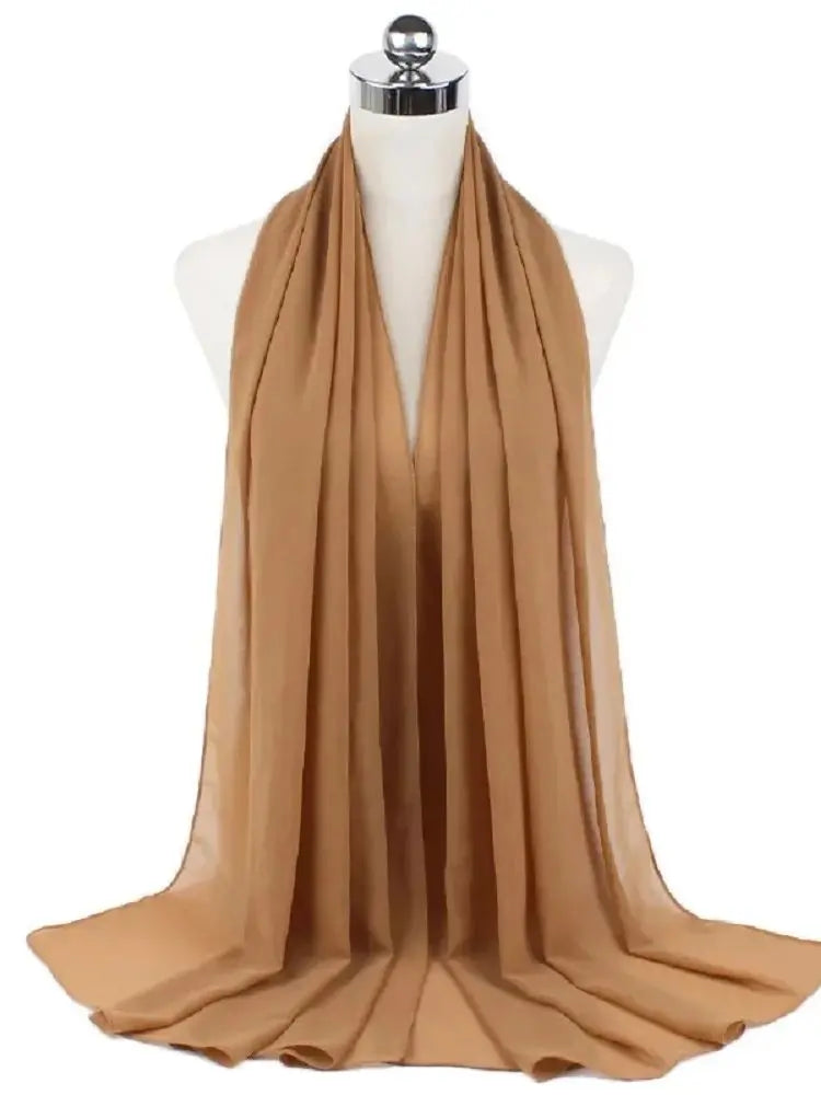 Ein drapierter, fester Tan-Chiffon-Hijab-Schal auf einem Mannequin.