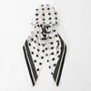 Weißes Voile-Hijab-Tuch mit schwarzen Polka Dots und schwarzem Zierrand.