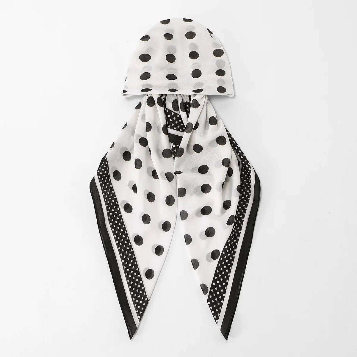 Weißes Voile-Hijab-Tuch mit schwarzen Polka Dots und schwarzem Zierrand.