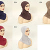 Fünf Varianten eines dehnbaren Baumwoll-Hijab-Bonnetes in Navy-, Braun- und Rotfarben auf einem Mannequin.